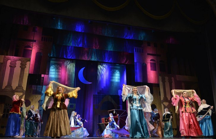 Musiqili Teatrda “Arşın mal alan” tamaşası nümayiş olunub Musiqili Teatrda “Arşın mal alan” tamaşası nümayiş olunub