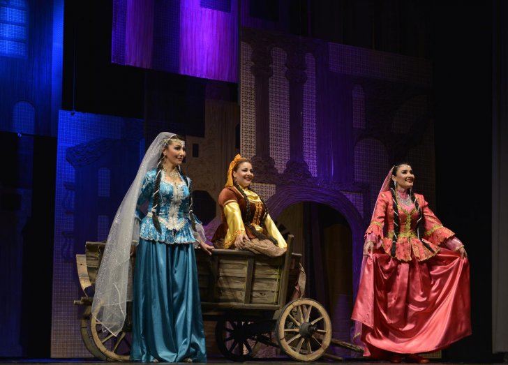 Musiqili Teatrda “Arşın mal alan” tamaşası nümayiş olunub Musiqili Teatrda “Arşın mal alan” tamaşası nümayiş olunub