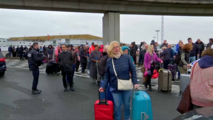 Paris aeroportunda naməlum şəxs patrula hücum edib