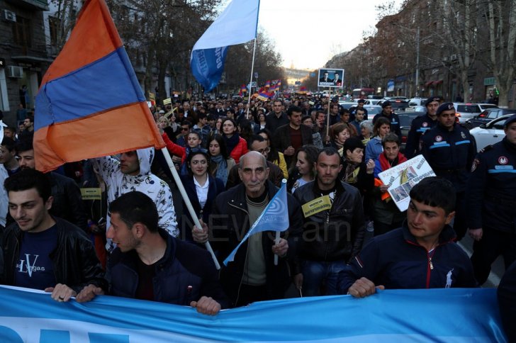 Ermənistanda kütləvi mitinqlər keçirilir