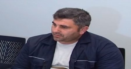 Sükan arxasında oyun oynayan avtobus sürücüsü -