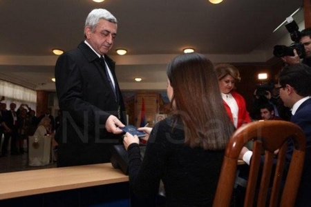 Serj Sarksiyan seçki məntəqəsində gülünc vəziyyətə düşdü - 