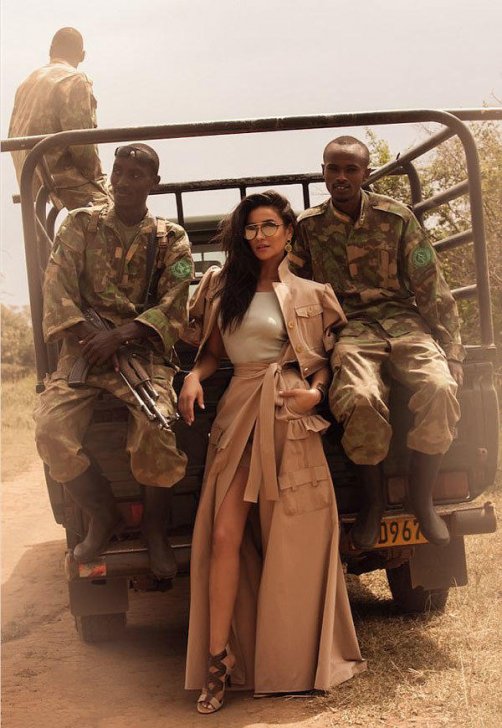 Shay Mitchell Afrikada soyundu və… - Shay Mitchell Afrikada soyundu və… -
