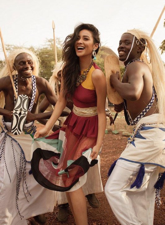 Shay Mitchell Afrikada soyundu və… - Shay Mitchell Afrikada soyundu və… -