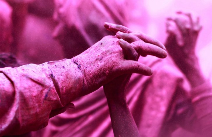 Hindistanda Holi festivalından rəngarəng