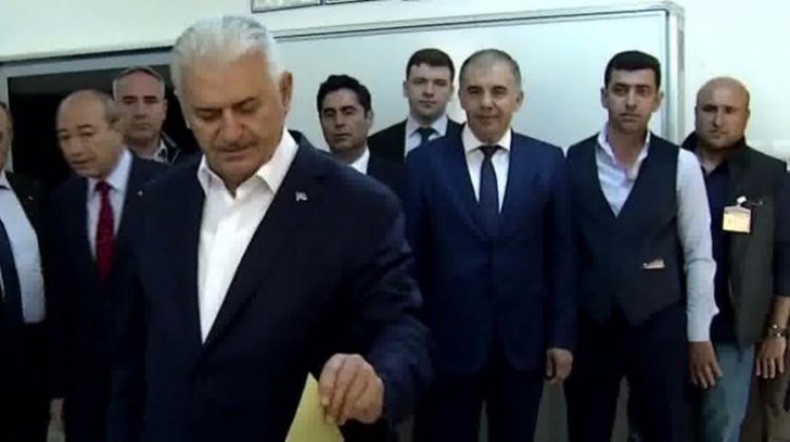 Türkiyənin baş naziri konstitusiya dəyişiklikləri ilə əlaqədar referendumda səs verib