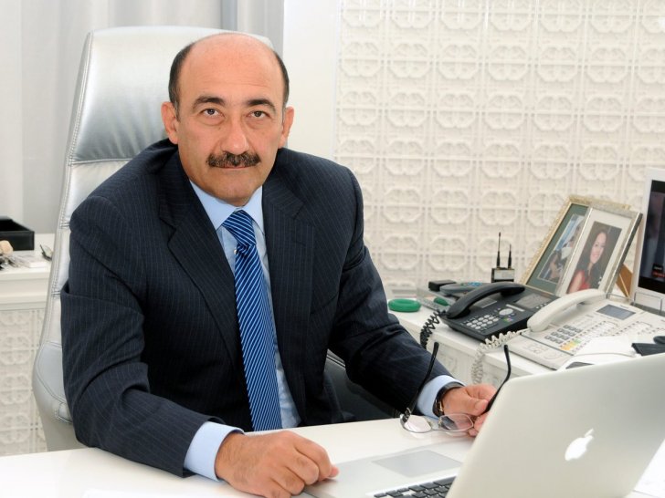 Nazir Əbülfəs Qarayev Musiqili Teatrın aktyorunu mükafatlandırıb