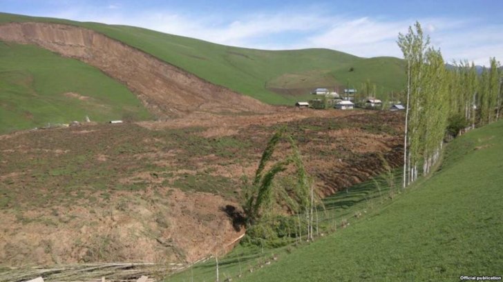 Qırğızıstanda torpaq sürüşməsi nəticəsində azı