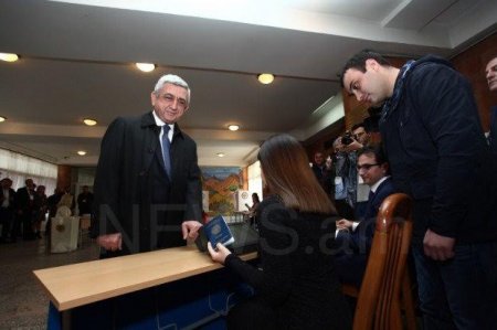Serj Sarksiyan seçki məntəqəsində gülünc vəziyyətə düşdü - 