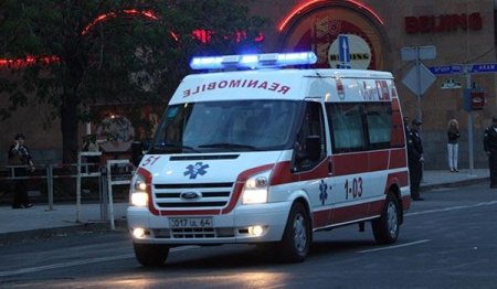 Ermənistanda sərxoş şəxs təcili tibbi yardım əməkdaşlarını girov götürüb