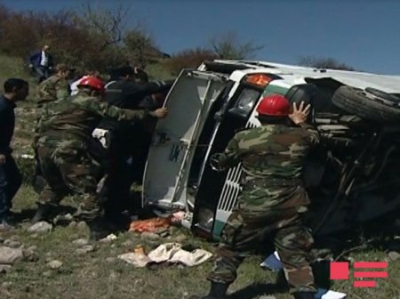 Şəkidə qəzaya uğramış mikroavtobusda xəsarət alanların şəxsiyyəti müəyyənləşib -