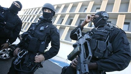 Parisdə baş vermiş atışmada bir polis əməkdaşı həlak olub, digəri yaralanıb