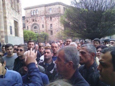 Ermənistanda hökumət binası qarşısında etiraz aksiyası keçirilir