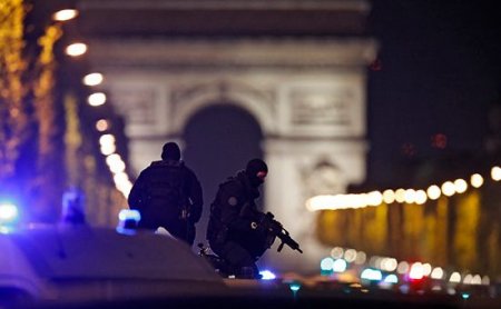 Paris prokurorluğu polislərə hücum edən şəxsin adını açıqlayıb