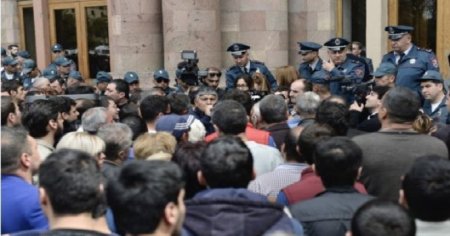 Ermənistanda ticarətçilər hökumət binasını mühasirəyə alıblar