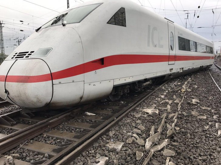 Almaniyada sərnişin qatarı relsdən çıxıb