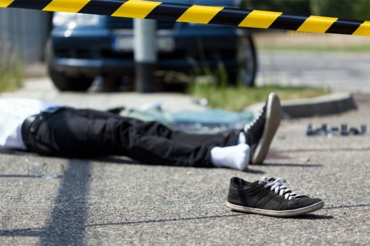 Yol polisini maşın vurdu
