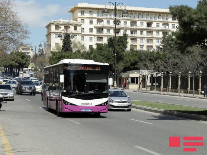 Bakıda şərnişin avtobusun açıq qapısından yıxılaraq ölüb