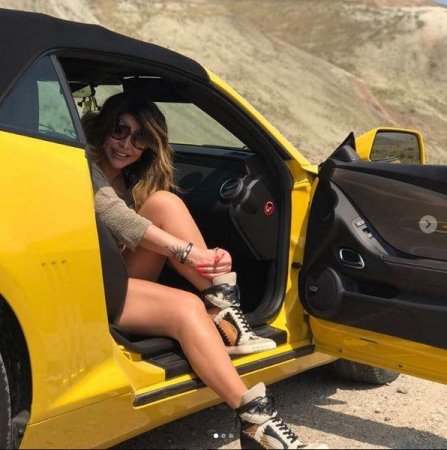 Aygün Kazımovanın şortiki və 90 minlik maşını - 