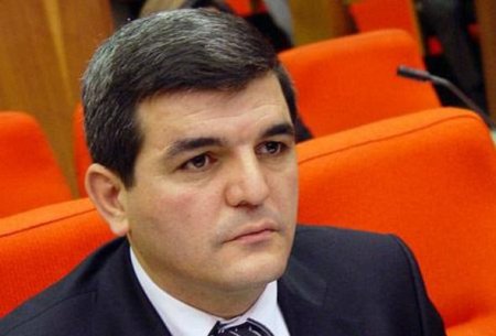 Millət vəkili müğənnilərə "ədəbsiz" dedi, qadağa qoyulmasını istədi