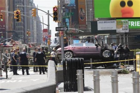 Nyu-Yorkda avtomobil böyük sürətlə piyadalara çırpılıb