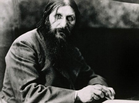 Hakimiyyəti cadu ilə idarə edən, rəqiblərinin sirlərini maqlarla öyrənən 
