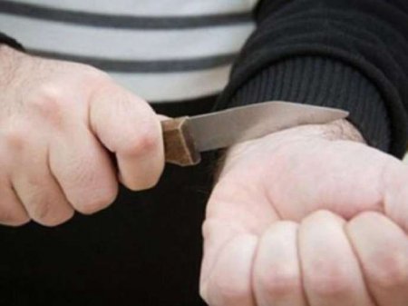 Azərbaycanda kişi polis şöbəsində damarlarını doğradı