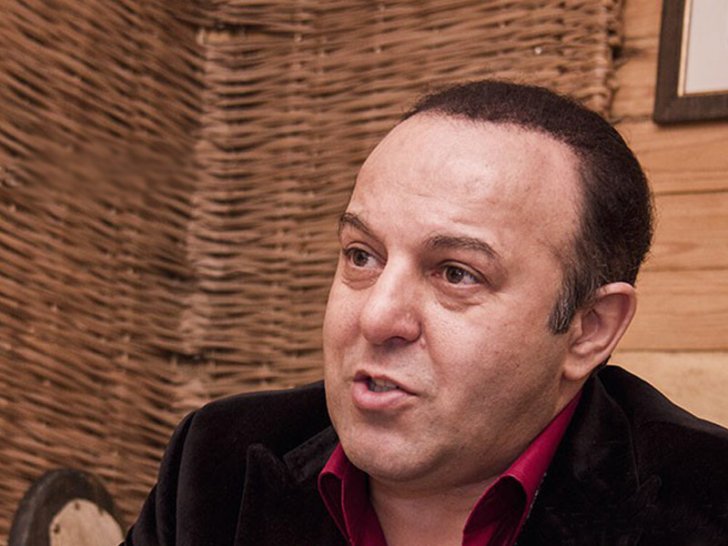 Elariz kişi həmkarlarını biabır elədi: "Dodaqlarını, qaşlarını..." -