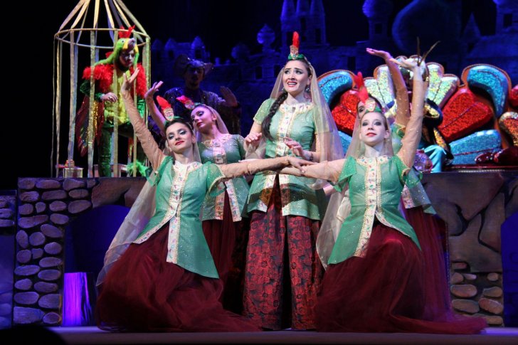 DTX sədri Musiqili Teatrda “999-cu gecə” tamaşasına baxdı