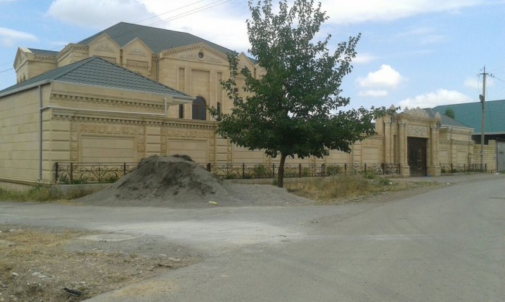 Nizaməddin Quliyevin villası... və rayonun bərbad yolları - Nizaməddin Quliyevin villası... və rayonun bərbad yolları -