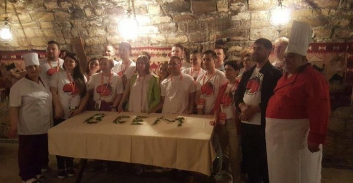 Bakıda turistlər qutab bişirdilər - Bakıda turistlər qutab bişirdilər -