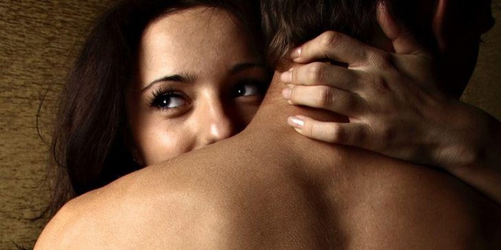 Bu ölkədə bakirə qızların ərə getməsi qadağandır -