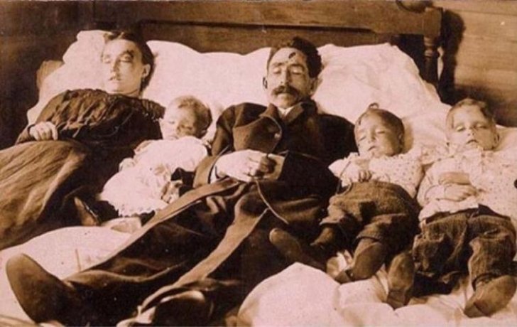 Göz qapağı kəsilən, bir anda canlanan cəsədlər - Göz qapağı kəsilən, bir anda canlanan cəsədlər -