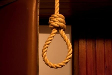 Bakıda 27 yaşlı oğlan özünü asıb
