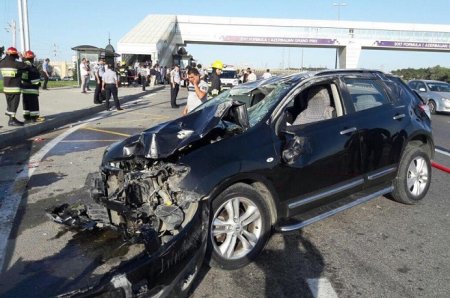 Bakıda bu maşın 4 nəfərin üstündən keçdi -