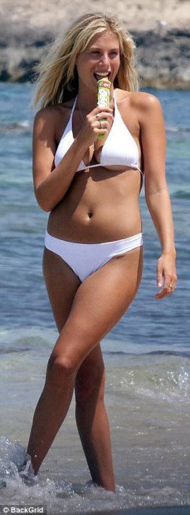 Kurortda bikini reklamına çəkildi - Kurortda bikini reklamına çəkildi -