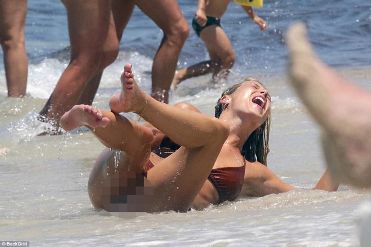 Kurortda bikini reklamına çəkildi - Kurortda bikini reklamına çəkildi -
