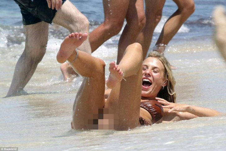 Kurortda bikini reklamına çəkildi - Kurortda bikini reklamına çəkildi -