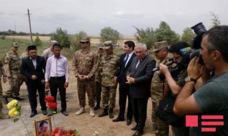Xarici KİV nümayəndələri və hərbi attaşelər erməni vəhşiliyinin qurbanı olmuş 2 yaşlı Zəhranın və nənəsinin məzarını ziyarət ediblər - Xarici KİV nümayəndələri və hərbi attaşelər erməni vəhşiliyinin qurbanı olmuş 2 yaşlı Zəhranın və nənəsinin məzarını ziyarət ediblər -