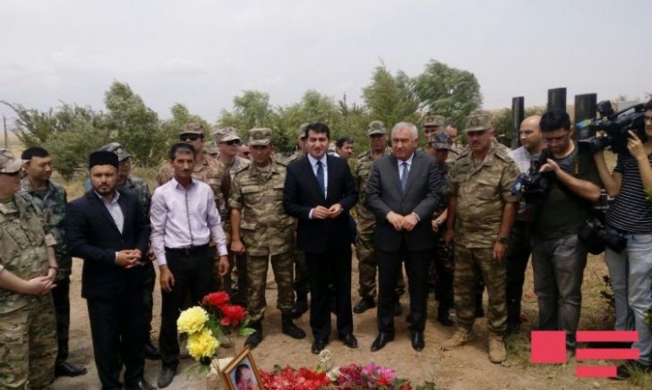 Xarici KİV nümayəndələri və hərbi attaşelər erməni vəhşiliyinin qurbanı olmuş 2 yaşlı Zəhranın və nənəsinin məzarını ziyarət ediblər - Xarici KİV nümayəndələri və hərbi attaşelər erməni vəhşiliyinin qurbanı olmuş 2 yaşlı Zəhranın və nənəsinin məzarını ziyarət ediblər -