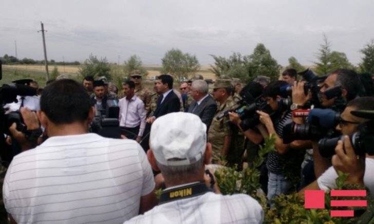 Xarici KİV nümayəndələri və hərbi attaşelər erməni vəhşiliyinin qurbanı olmuş 2 yaşlı Zəhranın və nənəsinin məzarını ziyarət ediblər - Xarici KİV nümayəndələri və hərbi attaşelər erməni vəhşiliyinin qurbanı olmuş 2 yaşlı Zəhranın və nənəsinin məzarını ziyarət ediblər -