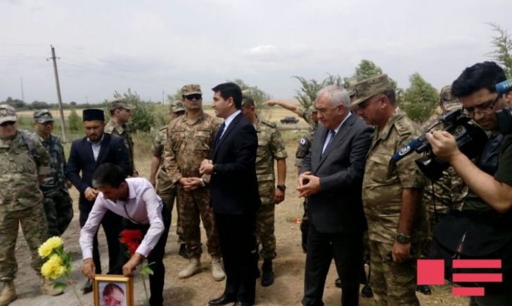 Xarici KİV nümayəndələri və hərbi attaşelər erməni vəhşiliyinin qurbanı olmuş 2 yaşlı Zəhranın və nənəsinin məzarını ziyarət ediblər - Xarici KİV nümayəndələri və hərbi attaşelər erməni vəhşiliyinin qurbanı olmuş 2 yaşlı Zəhranın və nənəsinin məzarını ziyarət ediblər -