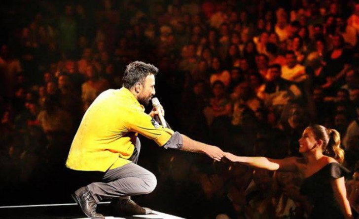 Tarkan bu qadının qarşısında diz çökdü - Tarkan bu qadının qarşısında diz çökdü -