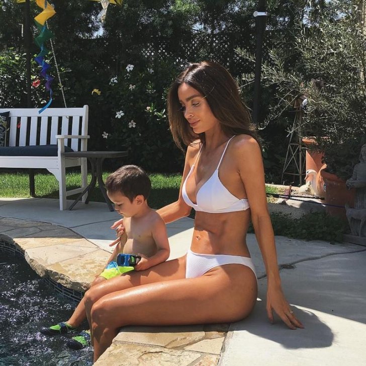 Hamilə modelin bədənini görənlər gözlərinə inanmır - Hamilə modelin bədənini görənlər gözlərinə inanmır -