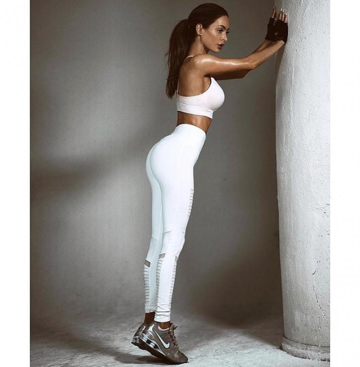 Hamilə modelin bədənini görənlər gözlərinə inanmır - Hamilə modelin bədənini görənlər gözlərinə inanmır -