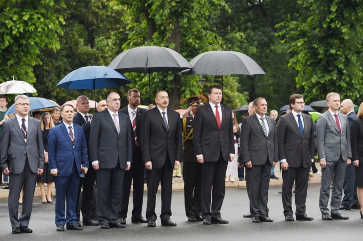 Prezident "Azadlıq" abidəsini ziyarət etdi - Prezident "Azadlıq" abidəsini ziyarət etdi -