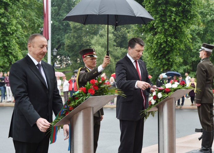Prezident "Azadlıq" abidəsini ziyarət etdi - Prezident "Azadlıq" abidəsini ziyarət etdi -