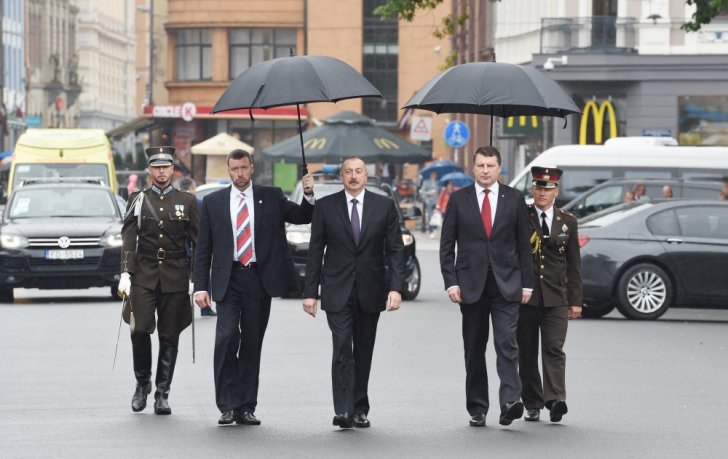 Prezident "Azadlıq" abidəsini ziyarət etdi - Prezident "Azadlıq" abidəsini ziyarət etdi -
