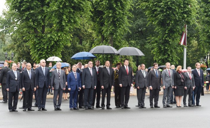 Prezident "Azadlıq" abidəsini ziyarət etdi - Prezident "Azadlıq" abidəsini ziyarət etdi -