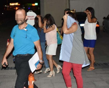 Tibb bacısı və müəllim fahişəlik etdikləri evdə tutuldular - 
